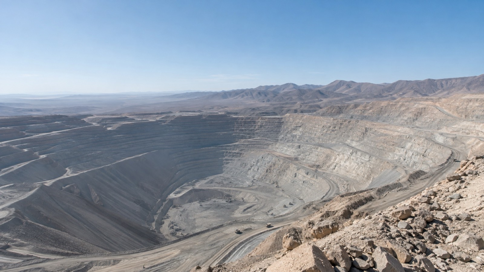 Mina a tajo abierto en el desierto de Atacama
